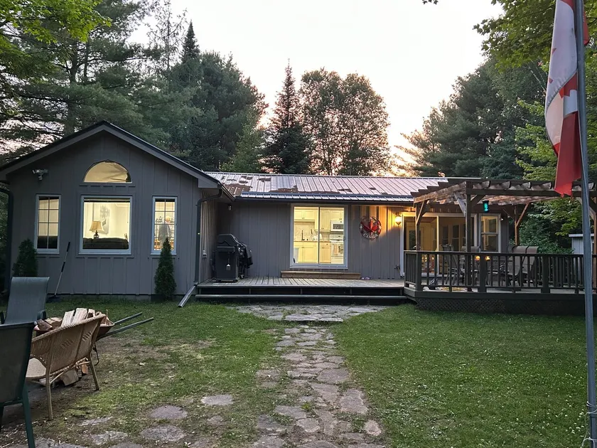 Private Waterfront Cottage, Rivermist Retreat - Image 1