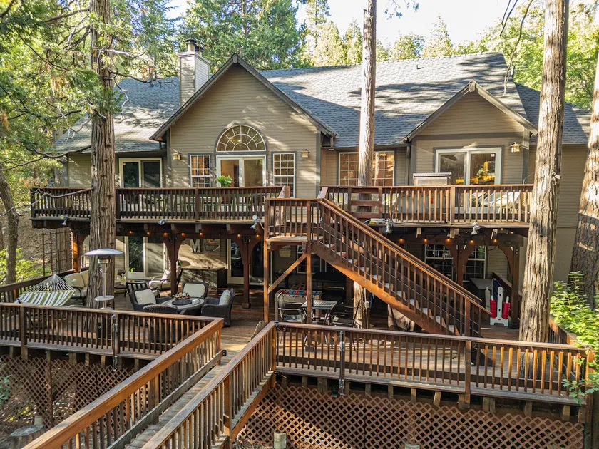 Enclosed Backyd; Walk2 Lake, Fire Pit, EV Charger - Image 1