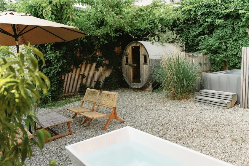 Sauna, Cold Plunge, Hot Tub, Paddle Boards, Bikes - Image 1