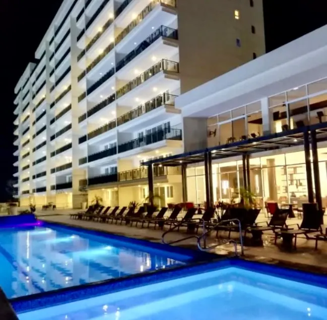 Nice 2 bedroom condo in front of the pool - Image 1