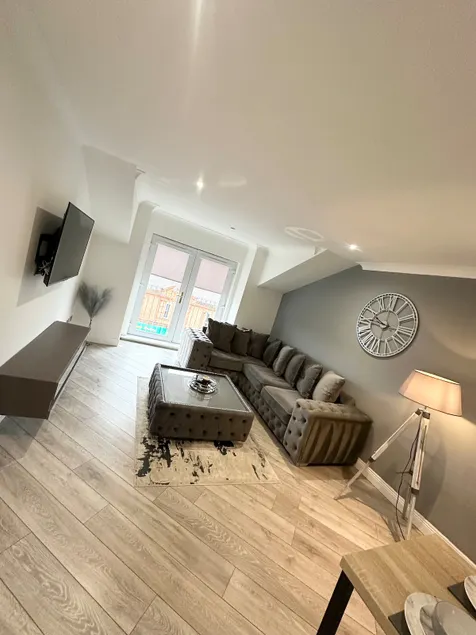 2 Bed Ensuite Flat, Private Parking, WiFi, Sky TV - Image 1