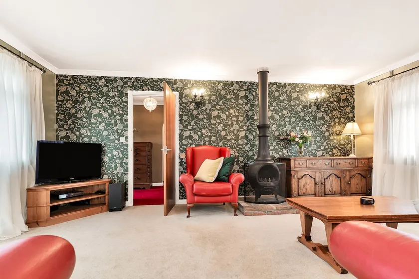 2-Bed Home with Free Parking - 2 min Walk to Bus - Image 1