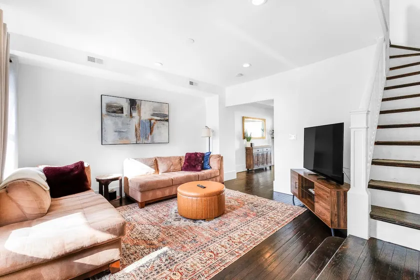 ☀️Modern Bright Townhome | Remodeled | Free Parking - Image 1