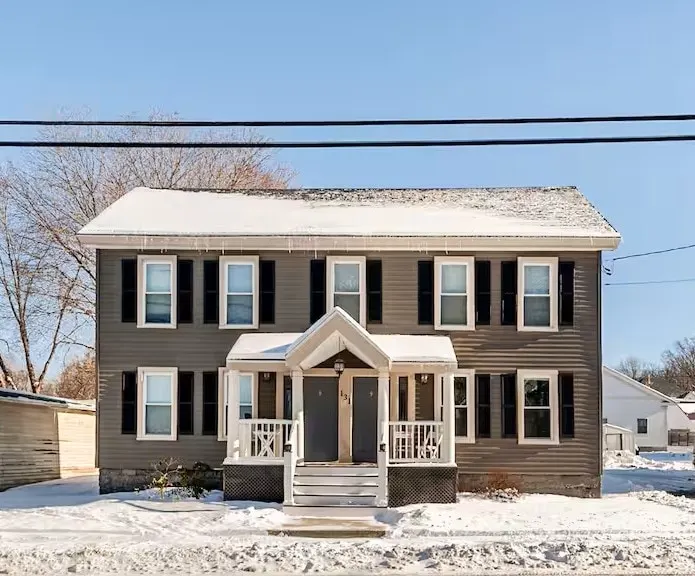 Lovely 2 Bed, 1.5 Bathroom TownHouse = ALL NEW! - Image 1