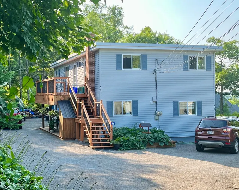Lovely spacious 2-bedroom upper duplex apartment - Image 1
