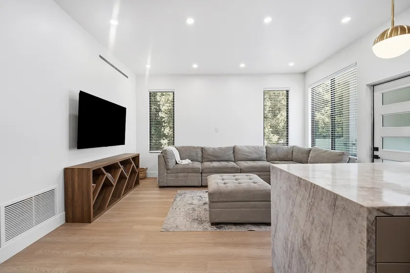 2 Bed brand new LAX /BEACH/central - Image 1