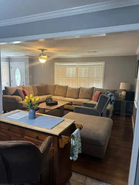 Comfortable 4 Bedroom home with free parking - Image 1