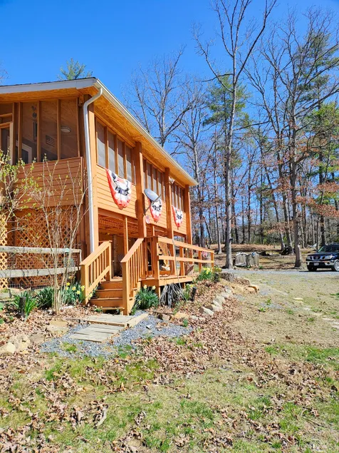 Relaxing Cabin by a Pond - Image 1