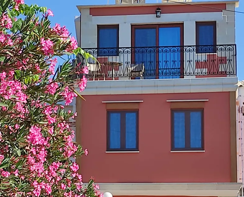 Castle house - Image 1