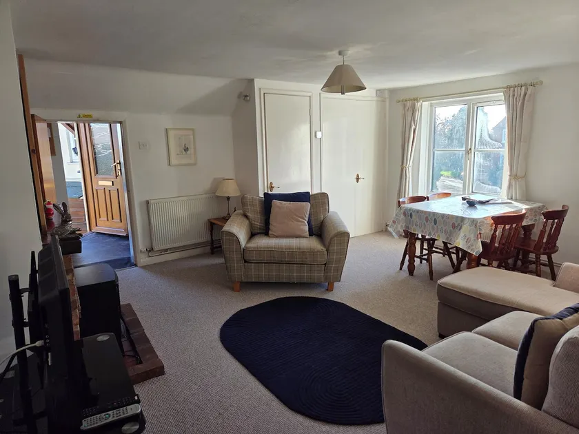 Two Bed First Floor Apartment in Village location - Image 1