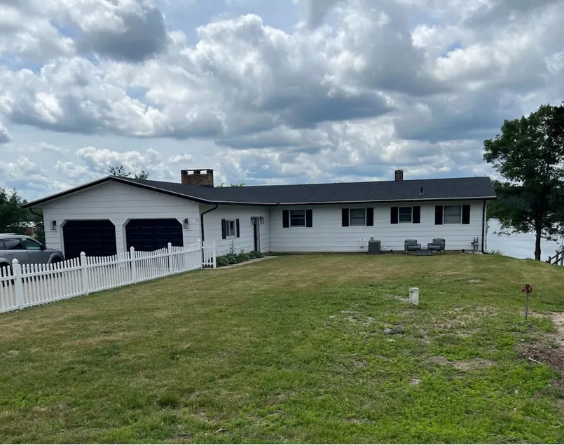Lakefront cottage with hot tub - Image 1