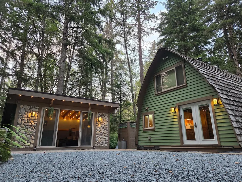 Unique Cozy Cabin Retreat Hot Tub King Bed Private - Image 1