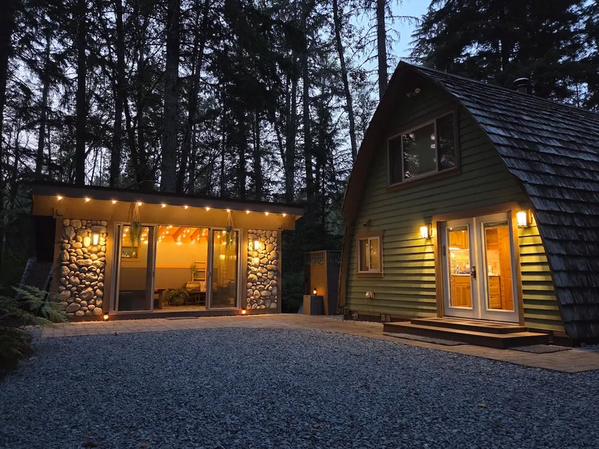 Unique Cozy Cabin Retreat Hot Tub King Bed Private - Image 1