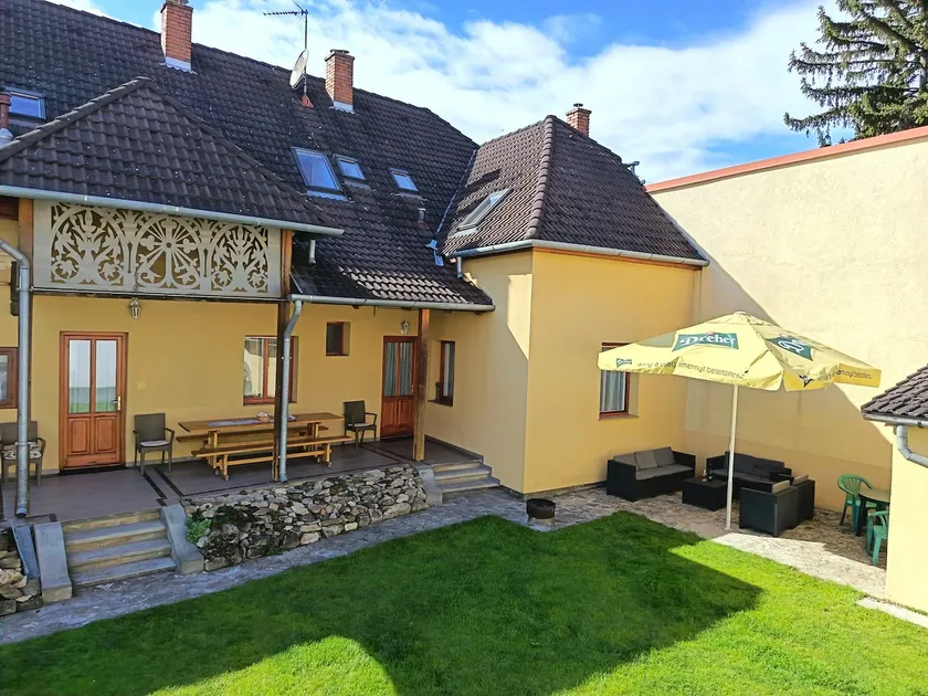 Spacious guesthouse in the center of Keszthely - Image 1