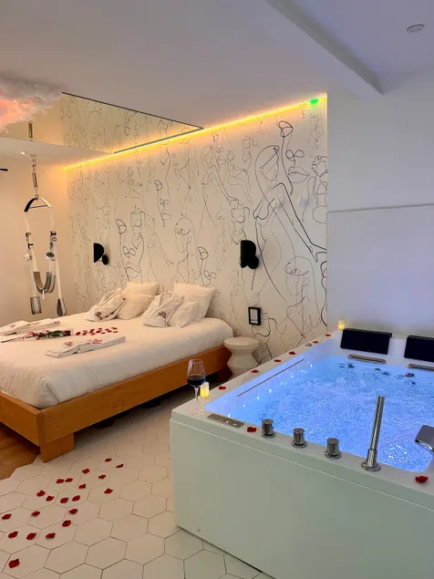 La Belle Nuit – Romantic Eternal Night with Jacuzzi - Image 1