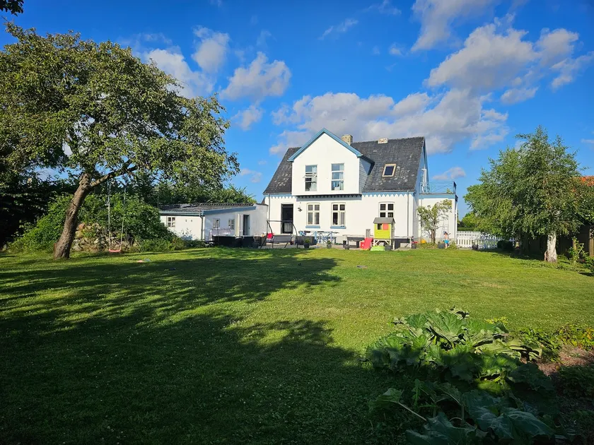 Beach vacation in villa with beautiful garden - Image 1