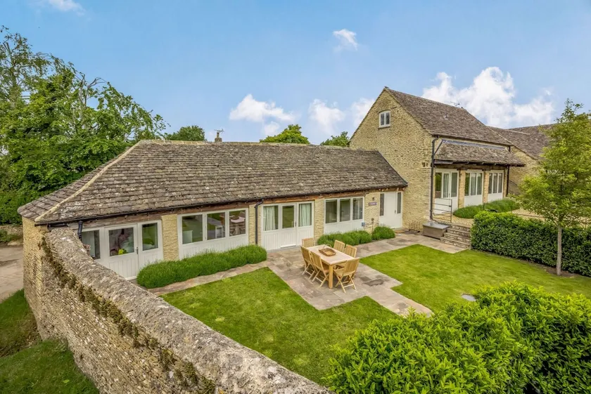 Grade II listed three bedroom holiday home in the Cotswolds - The Byre - Image 1