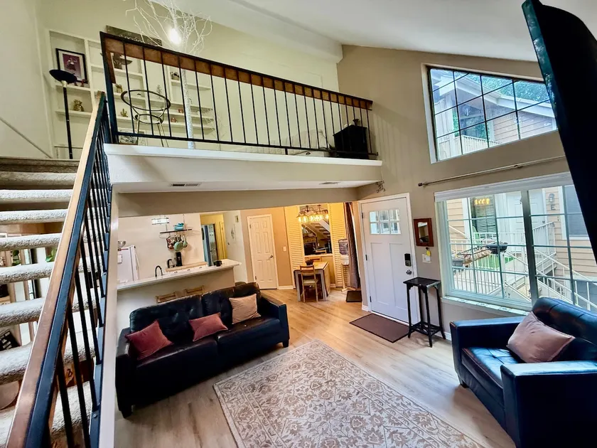 Remodeled 2BDR/2BA + Loft BDR Condo pool/hot tub - Image 1