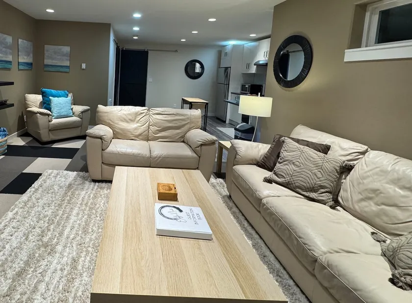 Eagles Nest suite- 1 bed- partial ocean view - Image 1