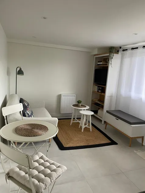 One-bedroom apartment in house - Image 1