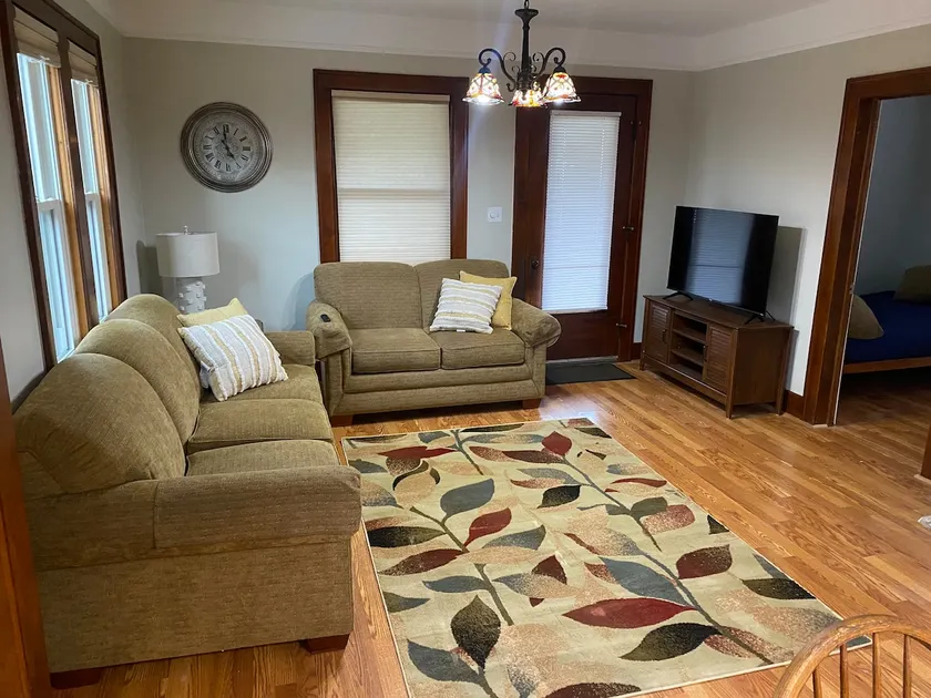 Duplex Near Quiet Downtown - Image 1