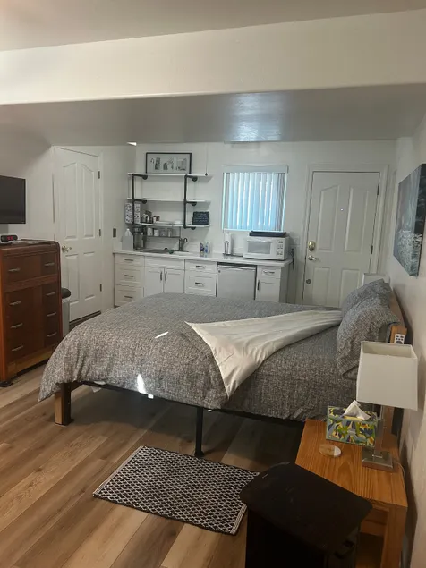 Quiet, Adorable queen bed, bath w/parking on site - Image 1