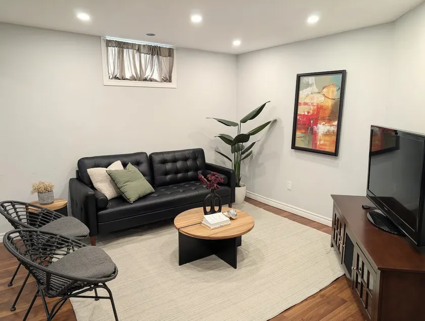 Spacious Barrie Basement with Separate Entrance - Image 1