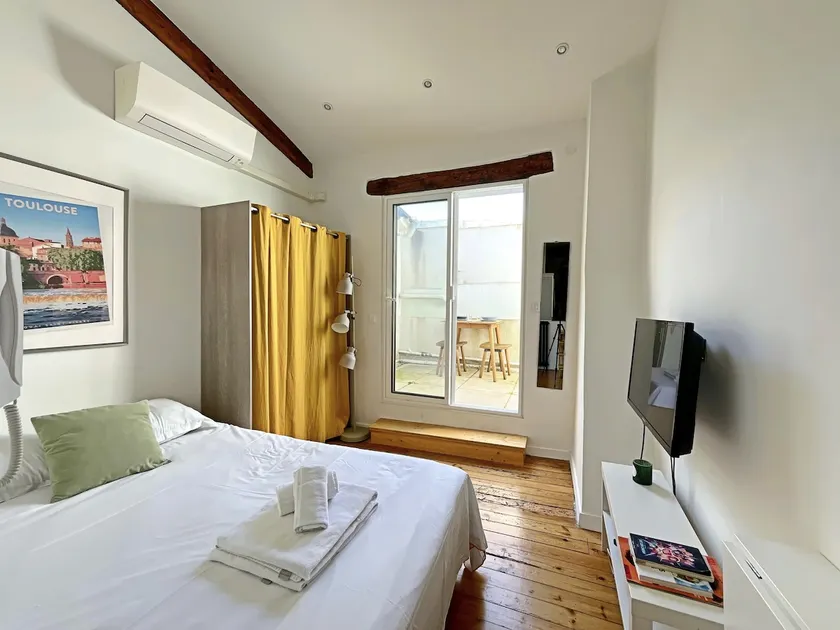 Place Wilson – Charming Air-Conditioned Studio with Deck - Image 1