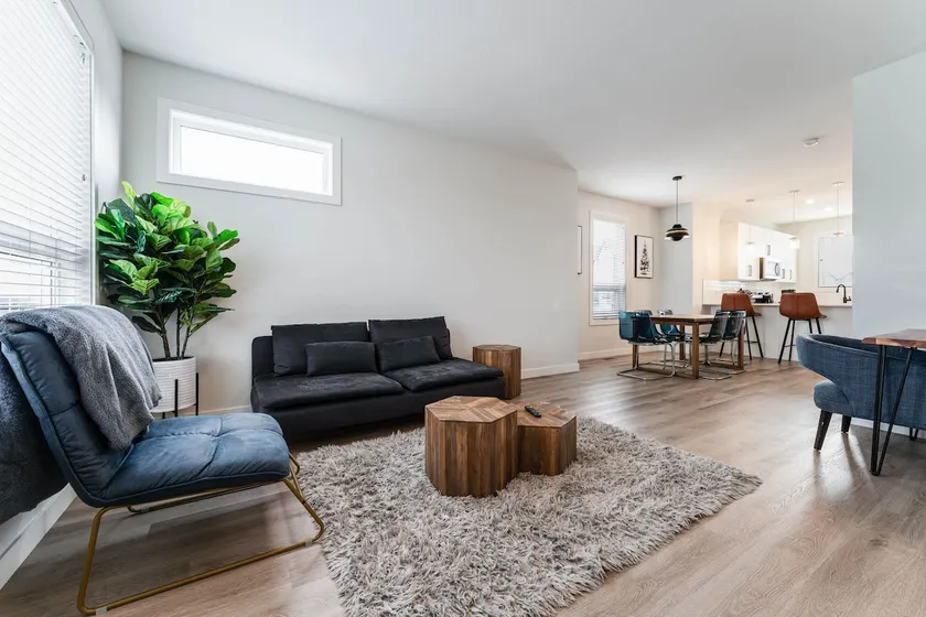 Spacious 3 BR Corner Townhome in Evanston Park! - Image 1