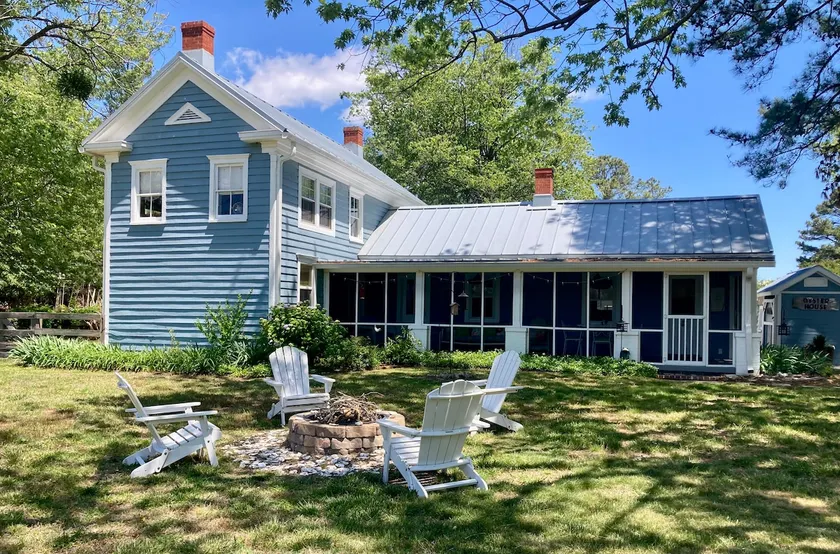 1891 Coastal Charmer: fully renovated farmhouse  - Image 1