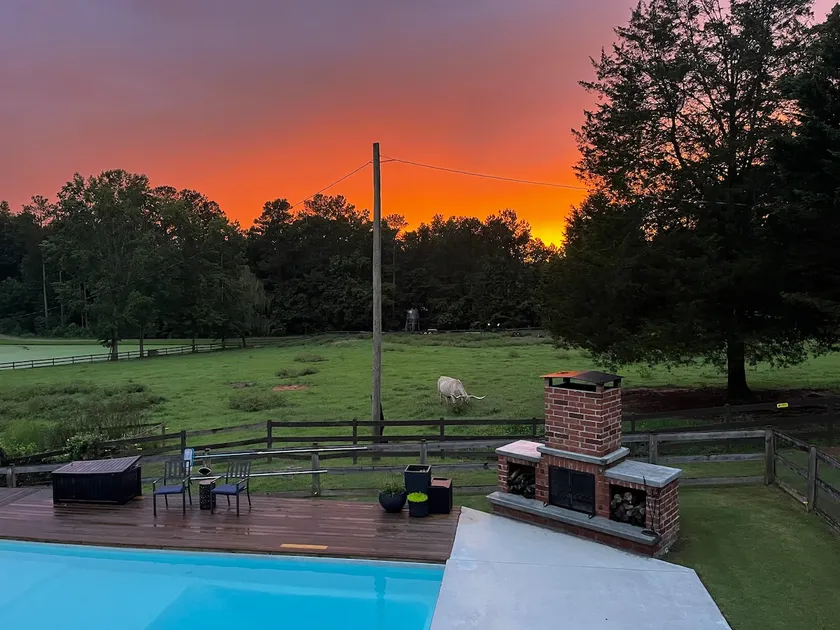 Modern space in country setting w/ pool & hot tub - Image 1