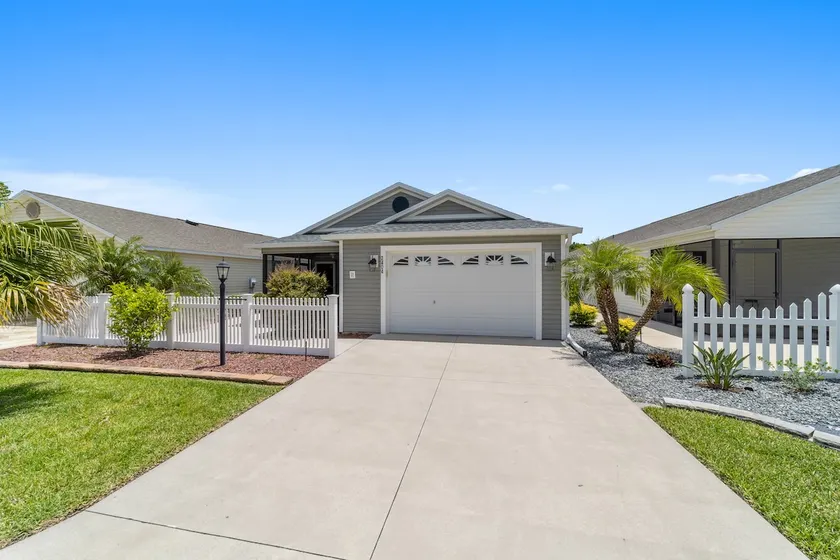 Cheerful King Bed Home in the Villages - Image 1