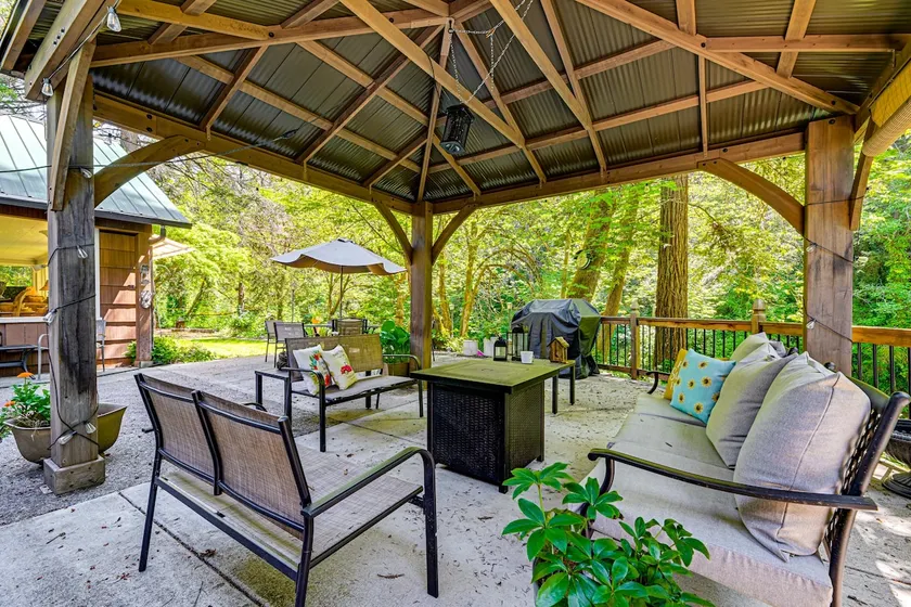 Outdoor Adventure: Tranquil Creekside Retreat - Image 1
