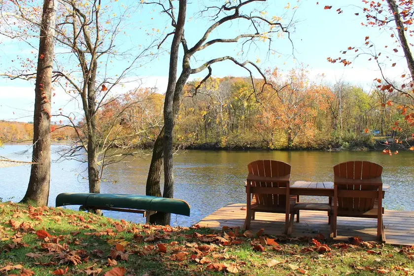 The Perch - Riverfront, Starlinks WiFi & Hot Tub - Image 1