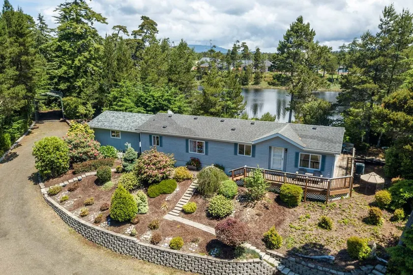 New Listing! Cozy Heceta Beach Area Lakefront Cottage, Hot Tub, Gas Grill, Game Room. Near Beach - Image 1