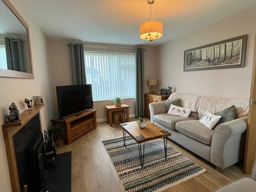Two bedroom house with enclosed gardens and 2 car drive - Image 1