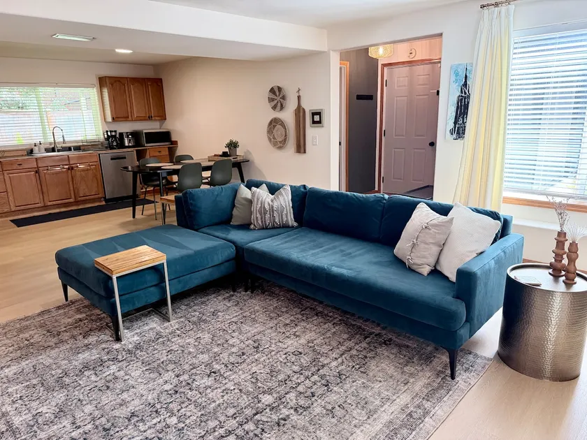 Ashworth Abode - spacious 2 bedroom garden unit - Image 1