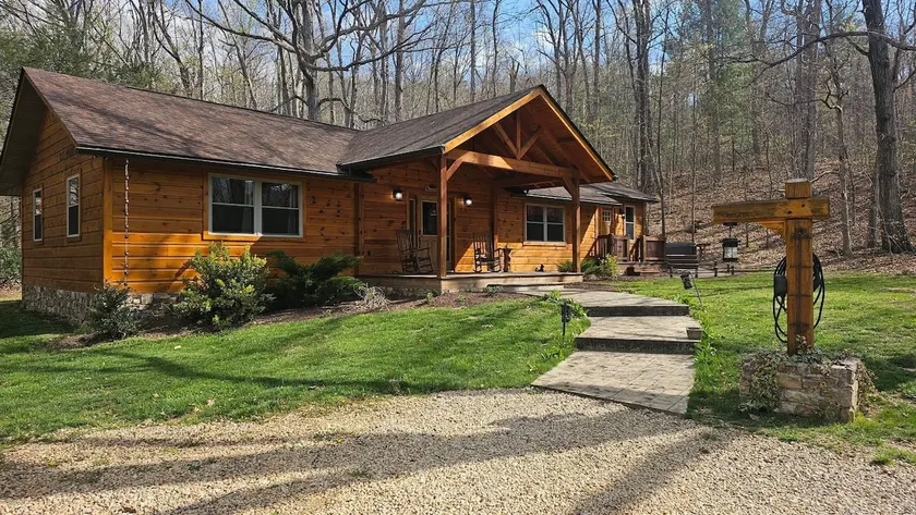 Secluded cabin in Elkton - Image 1