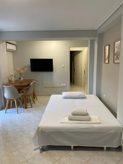 Beachfront apartment with courtyard in Mavrovouni - Image 1
