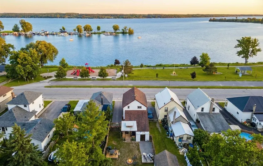 Fall Lakeside Retreat, Prince EdwardCounty-Hot Tub - Image 1
