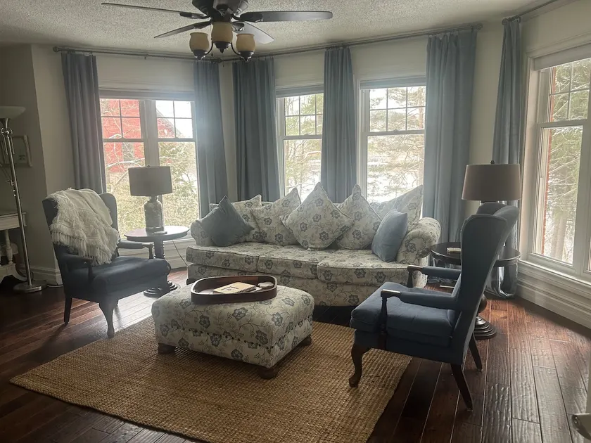 Waterfront downtown self contained suite! - Image 1