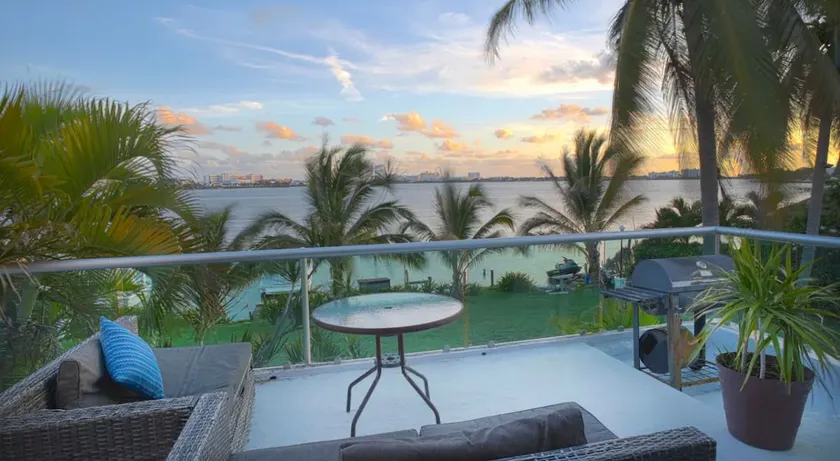 A villa and dock in the hotel area - Image 1