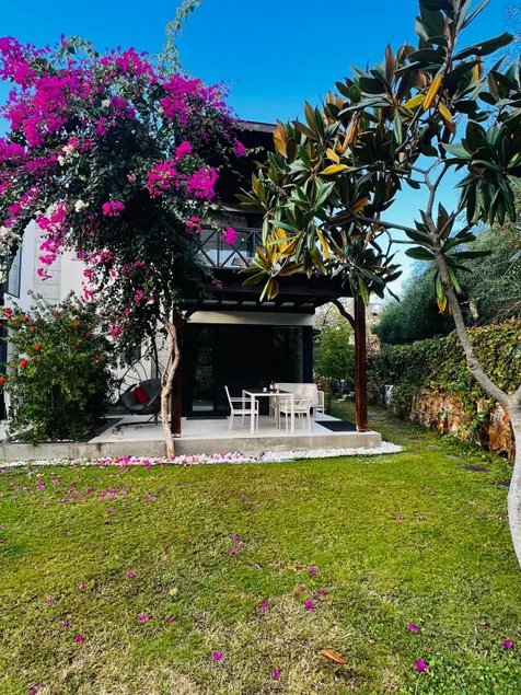 Comfortable 3-bedroom villa with large garden. 400 m to the sea - Image 1