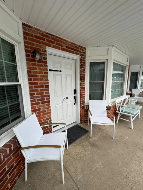Exclusive Beach Block Studio Condo w/Pool - Image 1