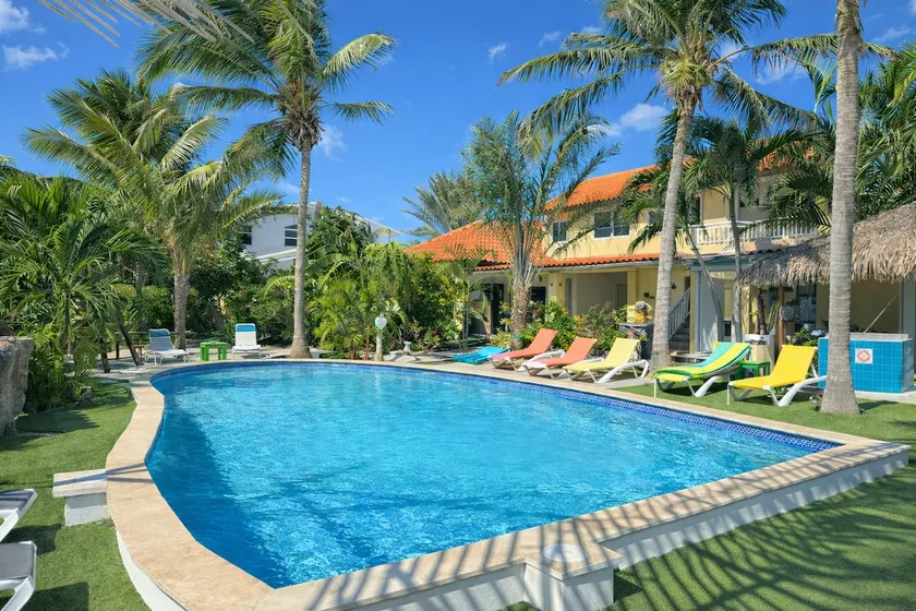Private Front-Corner Room w/Pool near Palm Beach - Image 1