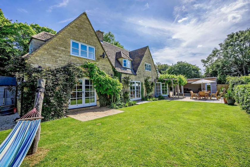 Spacious holiday home in Bourton-on-the-Water - Burghfield Cottage - Image 1