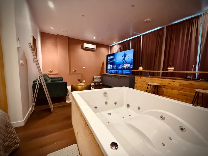 AIR-CONDITIONING La Suite Colline, Jacuzzi, cinema, Zenith - Image 1