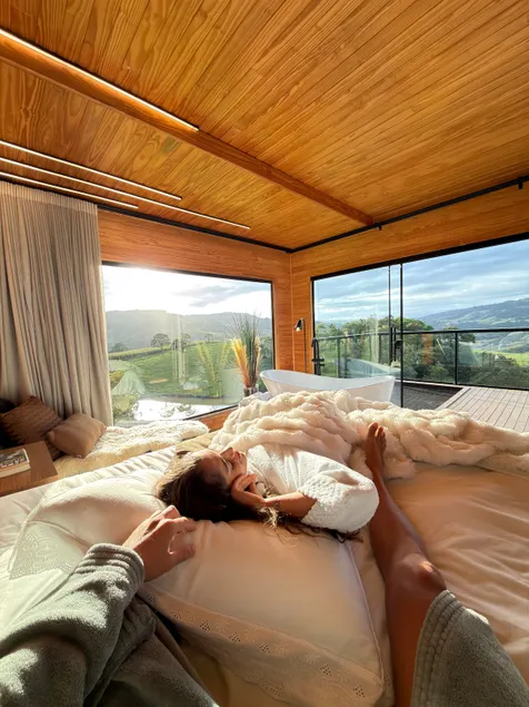 Luxury cabin with hot tub and lake views. - Image 1