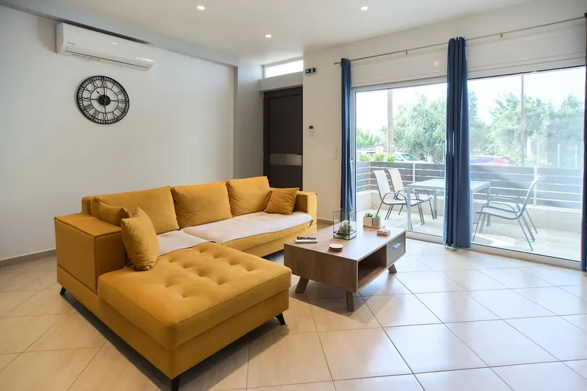 Apartment with courtyard - Image 1