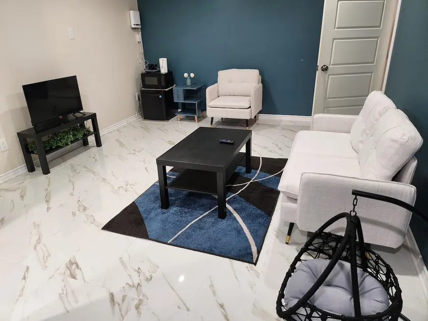 Beautiful 2-bedroom suite - Image 1